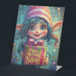 Birthday Gnome - Happy Birthday Sister Sockelschild<br><div class="desc">Feiern Sie den besonderen Tag Ihrer Schwester mit dieser bezaubernden und skurrilen Geburtstagsknomik! Mit einem fröhlichen, mit Augen Gnome mit blauen Haaren, einem rosa gestreiften Hut und einem wunderschön umhüllten Geschenk mit dem Aufdruck "Happy Birthday Sister"... Glitzern mit schwebenden Konfetti, Bändern und einer traumhaften Fantasieatmosphäre, die es zur idealen Wahl...</div>