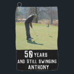 Birthday Golfer Funny 50. Happy Vater Par Foto Golfhandtuch<br><div class="desc">50 Jahre und noch schwingend,  Foto,  lustiges 50. Geburtstag Zitat Golf Handtuch. Ideal für Vater,  Großvater,  Stiefvater. Golfer Geschenkidee. Sie können das Jahr und den Namen personalisieren.</div>
