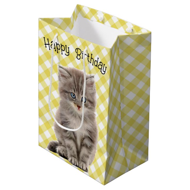 Birthday Gray Kitten on Gingham Mittlere Geschenktüte (Vorderseite Schrägansicht)