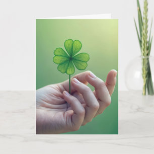Birthday Hand hält vier Leaf Klee Karte