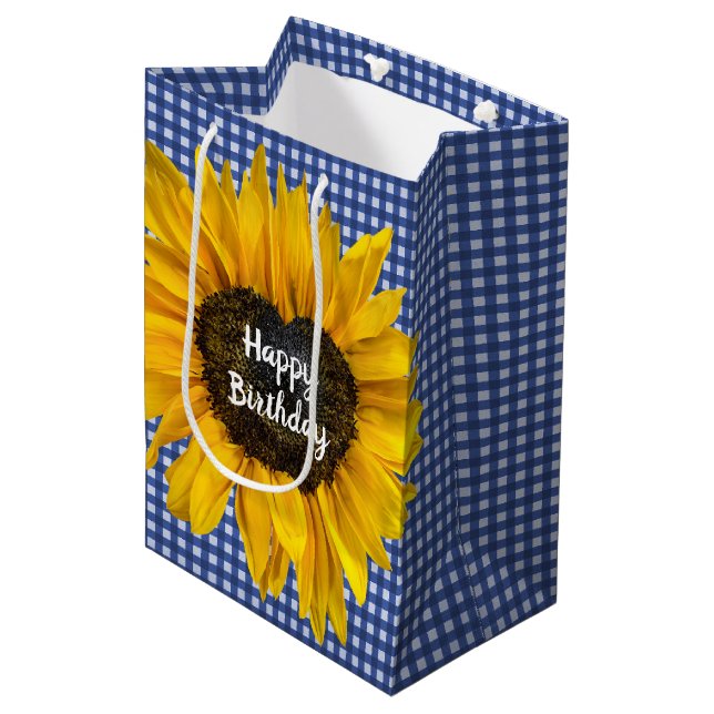 Birthday Heart Sunflower on Gingham Mittlere Geschenktüte (Vorderseite Schrägansicht)