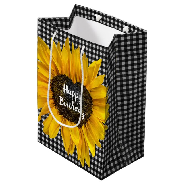 Birthday Heart Sunflower on Gingham Mittlere Geschenktüte (Vorderseite Schrägansicht)
