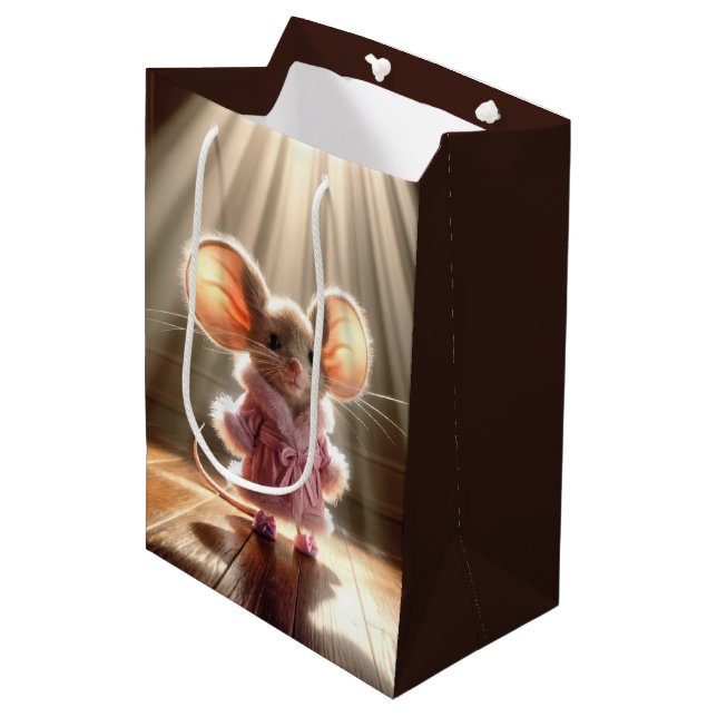 Birthday Mouse mit rosa Robe und Slippers Mittlere Geschenktüte (Vorderseite Schrägansicht)