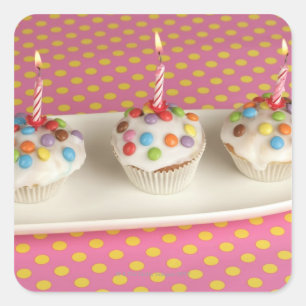 Birthday Muffins mit Eis, Sprinklen und Quadratischer Aufkleber