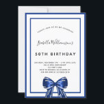 Birthday navin blue white elegante bow script einladung<br><div class="desc">Modernes,  elegantes und einladendes Hotel. Weiße Hintergrundfarbe mit marineblau Rahmen und Bogen. Personalisieren und fügen Sie einen Namen und Details. Schwarze Buchstaben.</div>