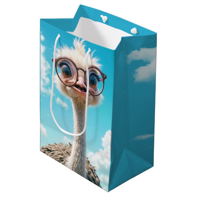 Birthday Ostrich Mittlere Geschenktüte (Vorderseite Schrägansicht)