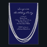Birthday Party in Pearl Überraschung der 1920er Ja Einladung<br><div class="desc">Lange Perlenketten schmücken die  Geburtstagspartyeinladung der 1920er Jahre. Es ist einfach,  elegant und hat einen Hauch von Verspieltheit. Wenn Sie weitere Artikel für Ihre Veranstaltung benötigen,  kontaktieren Sie uns einfach unter prettyfancyinvites@gmail.com mit Ihrer Anfrage.</div>