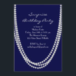 Birthday Party in Pearl Überraschung der 1920er Ja Einladung<br><div class="desc">Lange Perlenketten schmücken die  Geburtstagspartyeinladung der 1920er Jahre. Es ist einfach,  elegant und hat einen Hauch von Verspieltheit. Wenn Sie weitere Artikel für Ihre Veranstaltung benötigen,  kontaktieren Sie uns einfach unter prettyfancyinvites@gmail.com mit Ihrer Anfrage.</div>