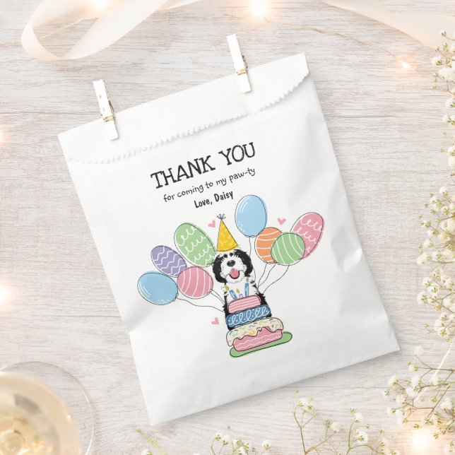 Birthday Party mit Schwarz und Weiß Sheepadoodle Geschenktütchen (Ausgeschnitten)