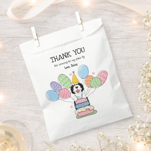 Birthday Party mit Schwarz und Weiß Sheepadoodle Geschenktütchen (Ausgeschnitten)