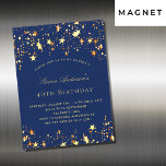 Birthday Partynavy blauen goldenen Sterne Luxus Magneteinladung<br><div class="desc">Ein 40. (oder jedes Alter) Geburtstagsparty Einladungs-Magnet für ihn und sie. Ein marineblau mit goldenen Sternen dekorierter Hintergrund mit Imitaten. Personalisieren und fügen Sie einen Namen und Party-Details hinzu.</div>