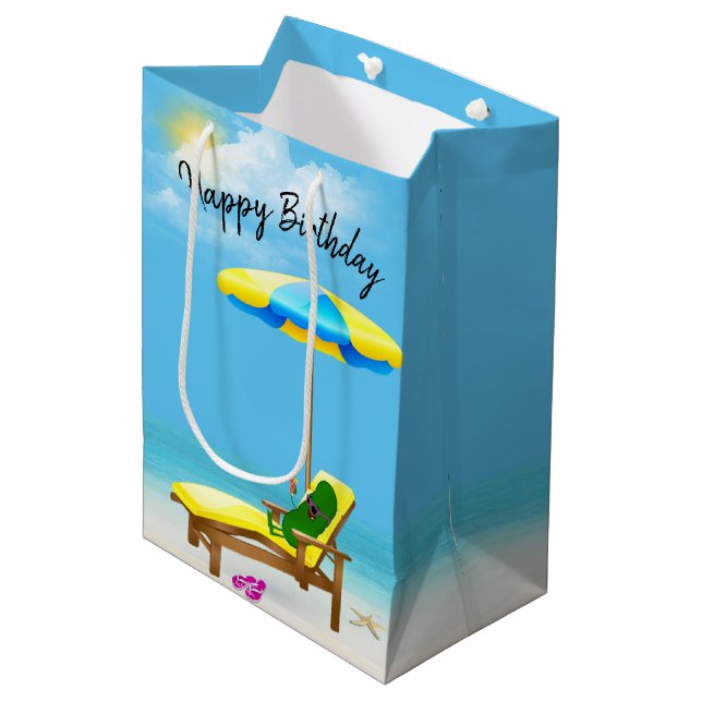 Birthday Pickle On Beach Stuhl Mittlere Geschenktüte (Vorderseite Schrägansicht)