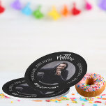 Birthday Schwarz-weiß Foto Man Mythos Legende Pappteller<br><div class="desc">Ein klassischer schwarzer Hintergrund. Text: Der Mann,  der Mythos,  die Legende. Personalisieren und fügen Sie seinen Namen,  Alter und Foto.</div>