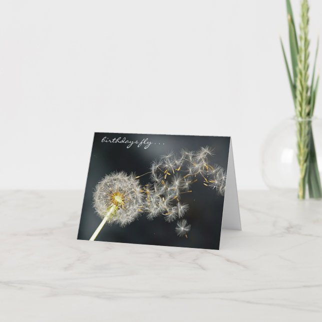 "Birthdays Fly" Löwenzahn Geburtstagskarte Karte (Vorderseite)