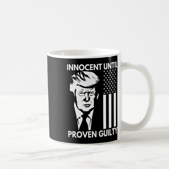 Bis Trump Mugshot 2024 US-amerikanische Flagge als Kaffeetasse (Rechts)