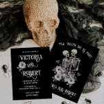 Bis zum Tod machen wir Teil Skeletts Blumenhochzei Einladung<br><div class="desc">Elegantes dunkles und launisches "Bis zum Tod machen wir Teil", Skeleton männliches und weibliches romantisches Paar mit dekorativem schwarz-weißen Bouquet und Herz. Ideal für das gotische Paar an ihrem Hochzeitstag, Tag der Toten oder Heiligen! Weitere Änderungen finden Sie unter Anpassen dieser Vorlage. Am unteren Rand sehen Sie "Gewollt, um dieses...</div>