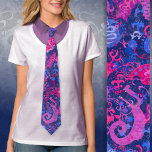Bisexual Dragon Damask - Bi Pride Flag Colors Krawatte<br><div class="desc">Eine exotische, kopfüberische Drehung von bisexuellen Stolz-Fahnen-Farben, diese aufwändig detaillierten Druckereien zeigen Drachen, eine Fantasiefee mit Flügeln und Hörnern, Blume, Lilie, Schlangen und aufwändigen Wirbel. Das perfekte Accessoire, um Ihnen Buben und Panik zu Ihrem Festivaloutfit zu bringen, lgbtq feiern, Party, Gay Pride-Prom oder jeden lässigen und dennoch feierlichen Augenblick in...</div>