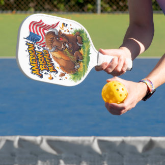 Bison mit US-Flagge im Gras Pickleball Schläger