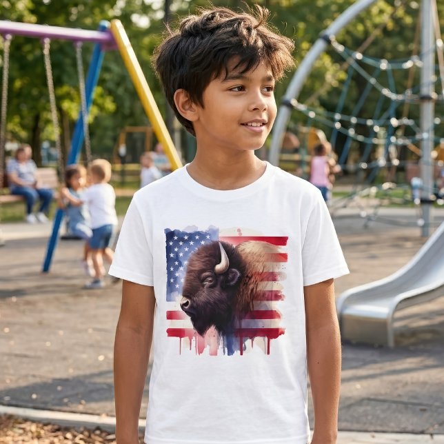 Bison mit USA-Flagge T-Shirt (Majestic American Bison & Patriotic Flag Artwork. Boy Basic White T-Shirt)