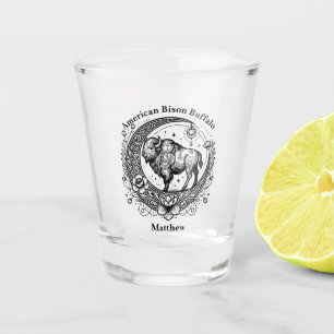 Bison steht in einem florale Crescent Moon Design Schnapsglas
