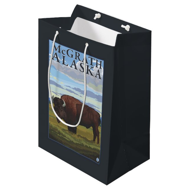 Bison-Szene - McGrath, Alaska Mittlere Geschenktüte (Vorderseite Schrägansicht)