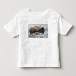Bisonkuh mit Kalb, Yellowstone Kleinkind T-shirt