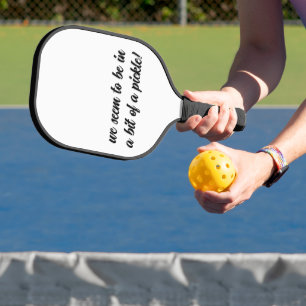 Bit of a Pickle Fun Phrase with Black Typography Pickleball Schläger