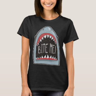 Bite Me Shark Fan Beach Attraktion für den Sommer T-Shirt