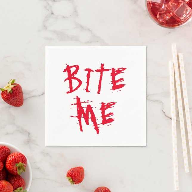 Bite mir rote Bluttypografie lustiges Halloween-Pa Serviette (Beispiel)