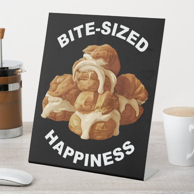 Bite Sized Happiness Profiteroles Sockelschild (In Situ)