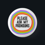 Bitte Frag meinen Pronouns-farbigen Regenbogenkrei Button<br><div class="desc">Dekorieren Sie Ihr Outfit mit diesem coolen Kunstknopf. Macht ein großartiges Geschenk! Sie können ihn anpassen,  Farben,  Schriftart ändern und auch Text hinzufügen. Karo in meinem Shop für viel mehr Farben und Muster! Lass mir Bescheid,  wenn du auch etwas Gewohntes willst.</div>