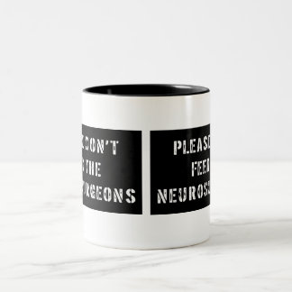 Bitte füttern Sie nicht die Neurochirurgen Zweifarbige Tasse