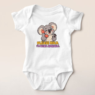 Bitte halten, ich bin gerade süßer Koala Baby Strampler