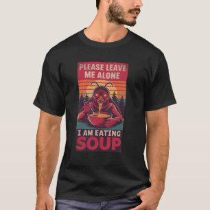 Bitte lassen Sie mich in Ruhe, ich esse Suppe Moth T-Shirt