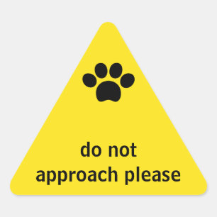 BITTE NICHT BEI HUNDEN UND KATZEN GELB ANREISEN DREIECKIGER AUFKLEBER
