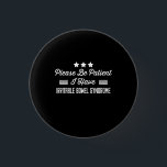 Bitte seien Sie geduldig, wenn ich ein reizbares D Button<br><div class="desc">Bitte sei geduldig,  ich habe Reizdarmsyndrom,  Darm,  Syndrom, ibs, lustig, chronisch, Krankheit, Darm, Achtsamkeit, ibd, ibs, Bewusstsein, Farbe, Syndrom, reizbar, Kronen, ibd, chronisch, krankhaft, unsichtbar, Krankheit chronisch,  chronisch, Schmerz</div>