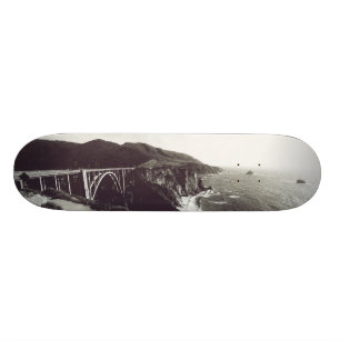 Bixby Brücke, großes Sur, Kalifornien USA Skateboard