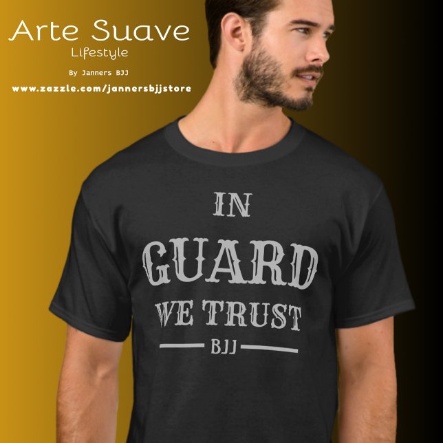 BJJ in Guard wir vertrauen brasilianischer Jiu Jit T-Shirt (Man wearing a black t-shirt with "In Guard We Trust" printed in vintage ornate white font.)