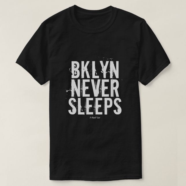 BKLYN NIEMALS SCHLAFEN - EIN MisterP-Shirt T-Shirt (Design vorne)
