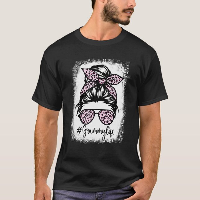 Blached Grammy Life Messy Bun Leopard Print Mothe T-Shirt (Vorderseite)