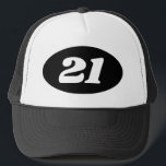 Black 21. Geburtstag Party LKW-Hut für Lads Truckerkappe<br><div class="desc">Black 21. Geburtstag Party LKW Hut für Lads. Fügen Sie Ihre eigene,  benutzerdefinierte Altersnummer hinzu. Retro Baseballkappe mit ovalem Logo mit Jahr- oder Altersnummer. Cooles Zubehör für Blokes,  die einundzwanzig werden. Erhältlich in vielen Farben.</div>