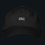 Black Adjustable Showingregal King Men's Hat Bestickte Baseballkappe<br><div class="desc">Stilvoll im klassischen Stil mit einer schwarzen Kappe und einer kühnen "King" Stickerei. Die verstellbare Visitenkarte und das Baumwollgewebe bieten Komfort und Stil. Eine perfekte Ergänzung zu jedem Outfit für einen raffinierten Look.</div>