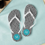 Black and Aqua Diamonds Mit Monogramm Flip Flops<br><div class="desc">Spaß und trendy geometrisches Muster und monogramm Design. Ideal für Bräute,  Brautmädchen,  Brautpartys,  Geburtstage,  Sommergeschenke,  etc.</div>