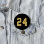 Black and Gold Athlete Jersey Number Button<br><div class="desc">Freuen Sie sich auf Ihr Lieblings-Sportteam, Ihren Fußballspieler oder zeigen Sie einfach Ihren Schulstolz mit einem personalisierten Spirituosenknopf! Personalisieren Sie Ihre Daten mit der Jerseynummer eines Spielers oder einem anderen benutzerdefinierten Text. Ideal für Fußball, Basketball, Baseball und Fußball! Erstellen Sie individuelle Buttone für das ganze Team, Cheerleader, Eltern und Geschwister,...</div>