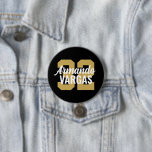 Black and Gold Athlete Jersey Number Button<br><div class="desc">Freuen Sie sich auf Ihr Lieblings-Sportteam, Ihren Fußballspieler oder zeigen Sie einfach Ihren Schulstolz mit einem personalisierten Spirituosenknopf! Personalisieren Sie Ihre Daten mit der Jerseynummer eines Spielers oder einem anderen benutzerdefinierten Text. Ideal für Fußball, Basketball, Baseball und Fußball! Erstellen Sie individuelle Buttone für das ganze Team, Cheerleader, Eltern und Geschwister,...</div>