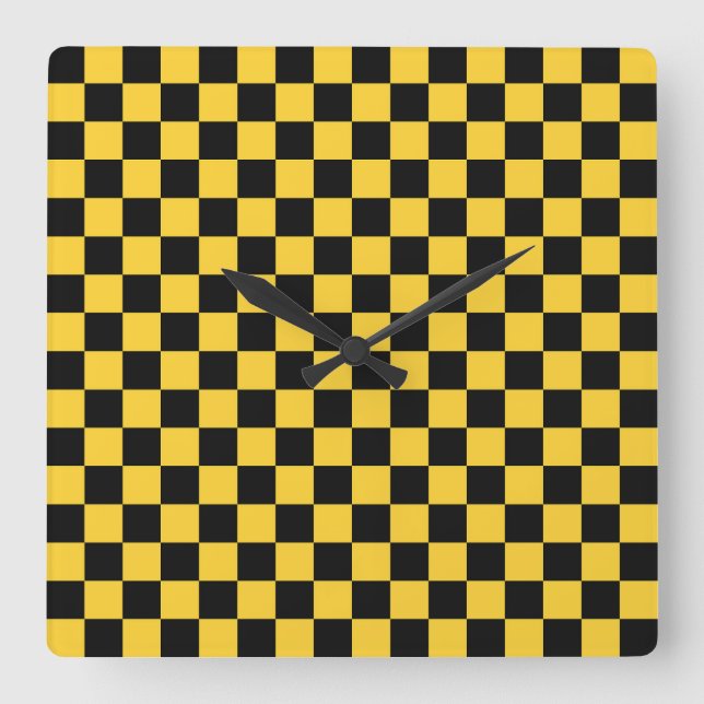 Black and gold checkerboard pattern quadratische wanduhr (Vorderseite)