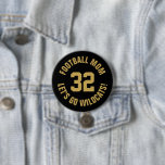 Black and Gold Football Mama Jersey Nummer Button<br><div class="desc">Freuen Sie sich auf Ihr Lieblings-Sportteam, Ihren Fußballspieler oder zeigen Sie einfach Ihren Schulstolz mit einem personalisierten Spirituosenknopf! Fügen Sie Ihren Schulnamen hinzu oder personalisieren Sie ihn mit einem Spielernamen und Jersey-Nummer. Ideal für Fußball, Basketball, Baseball und Fußball! Erstellen Sie individuelle Buttone für das ganze Team, Cheerleader, Eltern und Geschwister,...</div>
