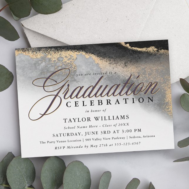 Black and Gold Moderne Abstrakt Graduation Party Einladung (A modern sophisticated graduation party invitation with an abstract black and gold background.)
