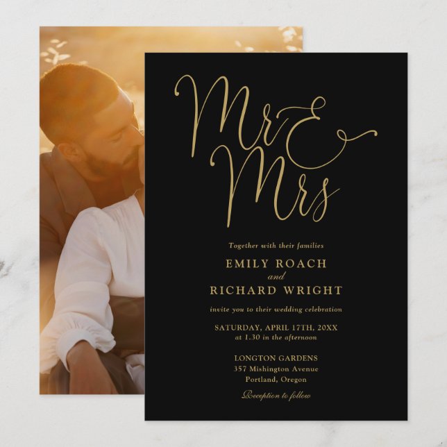Black and Gold Script Mr. und Mrs. Foto Wedding Einladung (Vorne/Hinten)
