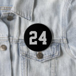 Black and Gray Athlete Jersey Number Button<br><div class="desc">Freuen Sie sich auf Ihr Lieblings-Sportteam, Ihren Fußballspieler oder zeigen Sie einfach Ihren Schulstolz mit einem personalisierten Spirituosenknopf! Personalisieren Sie Ihre Daten mit der Jerseynummer eines Spielers oder einem anderen benutzerdefinierten Text. Ideal für Fußball, Basketball, Baseball und Fußball! Erstellen Sie individuelle Buttone für das ganze Team, Cheerleader, Eltern und Geschwister,...</div>